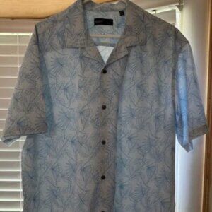 QUIETI Performance 4way Stretch Short Sleeve Mens Light Blue Leaf Print ShirtEUC